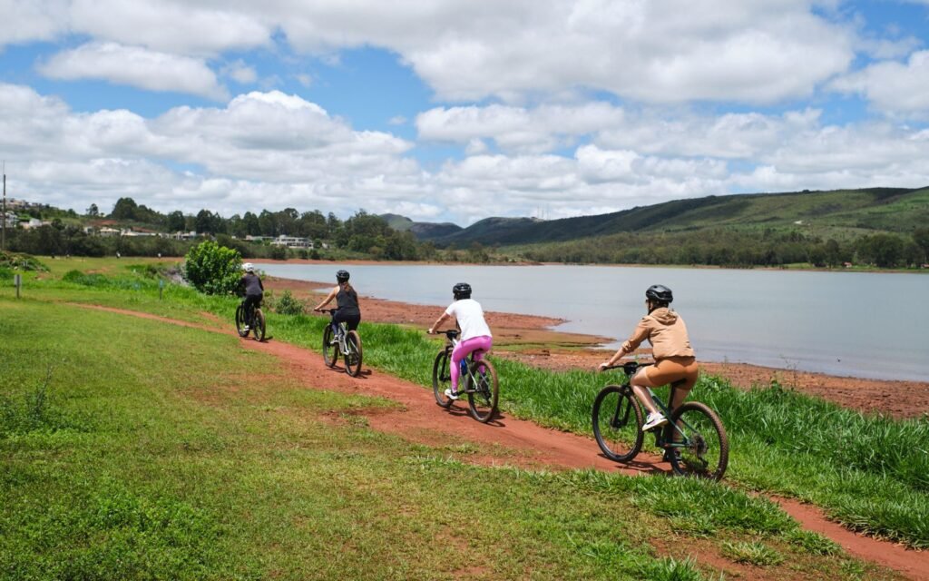 ciclista percorrendo trilhas na lagoa dos ingleses