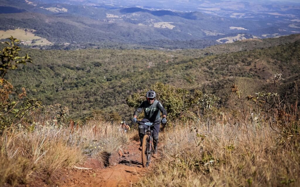 Ciclista pedalando de bicicleta no Parque Estadual da Serra do Rola Moça